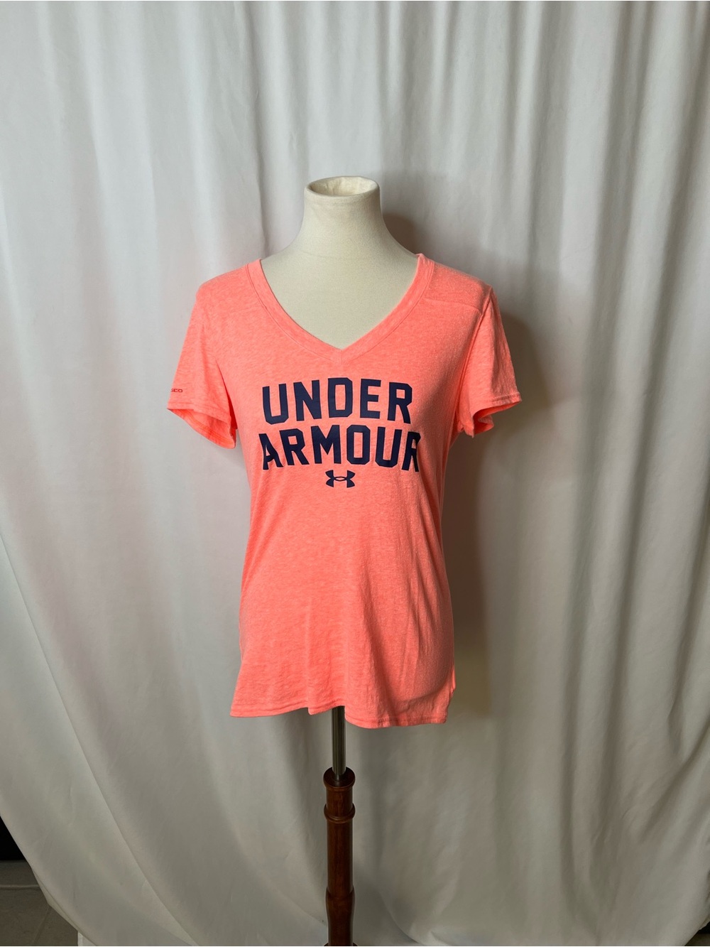 Under Armour HeatGear Graphic V-Neck Tee – Coral Pink – Size Medium